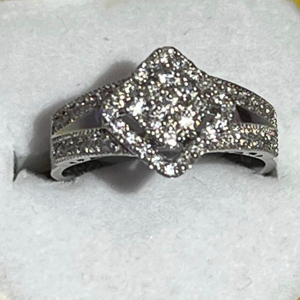 White  gold  with  organic brilliant Diamond  Ring